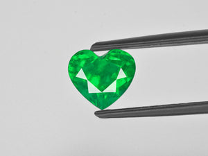 8801044-heart-fiery-intense-green-cd-colombia-natural-emerald-2.13-ct