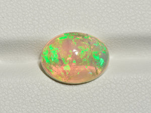 8801576-cabochon-yellow-with-multi-color-flashes-igi-ethiopia-natural-white-opal-3.04-ct