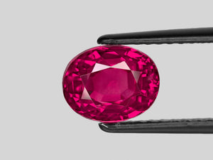 8801925-oval-fiery-rich-pinkish-red-ssef-burma-natural-ruby-4.12-ct