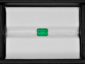 8801965-octagonal-lively-neon-green-grs-colombia-natural-emerald-0.91-ct