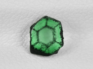 8802140-cabochon-intense-green-with-black-spokes-igi-colombia-natural-trapiche-emerald-0.44-ct